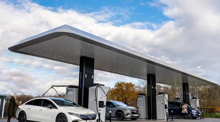 Mercedes hat in Europa einen Markenknotenpunkt mit Ladestationen für Elektrofahrzeuge mit einer Leistung von 300 kW eröffnet