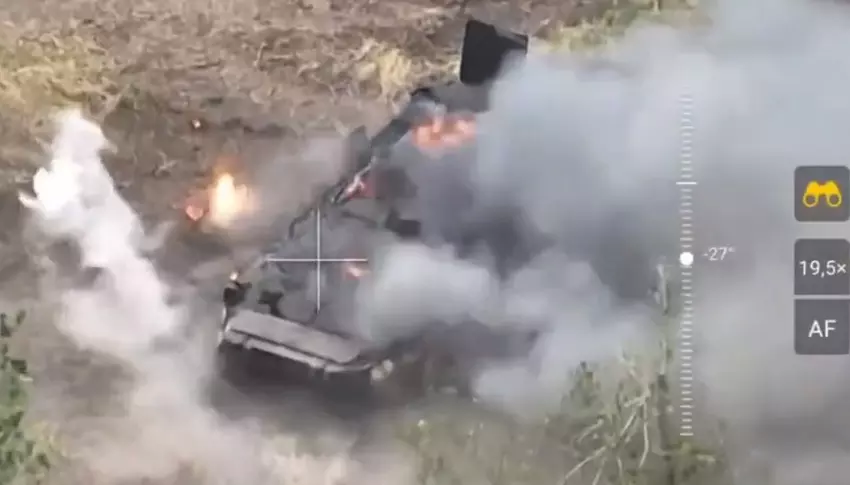 Eine ukrainische Drohne mit Granaten zerstörte einen einzigartigen russischen gepanzerten Mannschaftswagen BTR-80 mit einem UMZ-Werfer für ferngesteuerte Minen