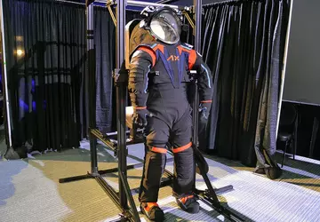 Raumschiff und Raumanzüge für die Mondmission ...