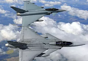 Deutsche Eurofighter und schwedische Gripen-Kampfjets führen ...