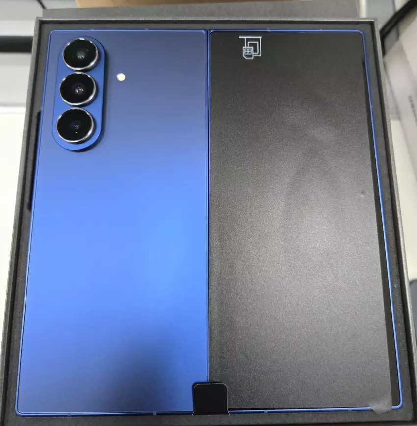 Samsung Galaxy Z Fold 7 wird erstmals in Live-Fotos gezeigt: dünner, leichter und in einer neuen Farbvariante Blau Schatten