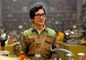 Ke Huy Quan aus Loki wird ...