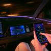 Passagiere spielen Spiele in einem Audi-Auto