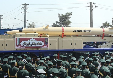 Iran zeigt neue ballistische Rezvan-Rakete und ...