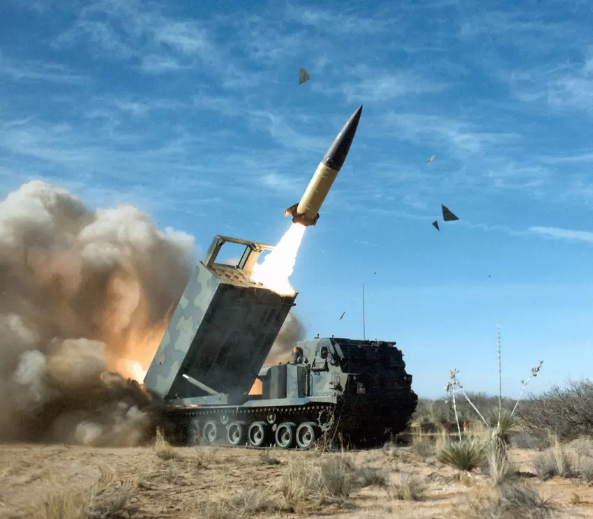Die Ukraine forderte von den USA taktische ballistische Raketen MGM-140 ATACMS mit einer Reichweite von bis zu 300 km für HIMARS und M270 MLRS an.