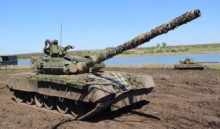 FPV-Drohne brachte vorsichtig Sprengstoff in die offene Luke eines T-80BV ein und zerstörte einen russischen Panzer
