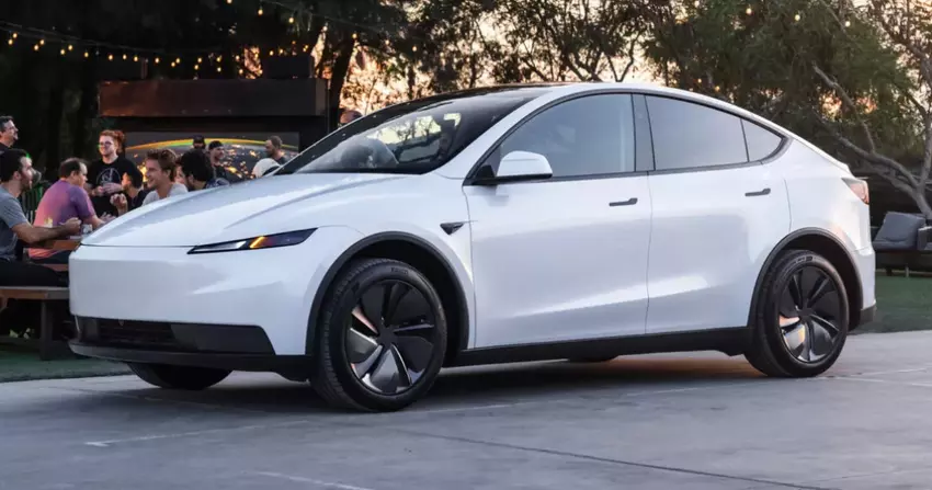 Ohne Panorama-Dach und mit Stoffbezügen: Tesla stellte das günstigste Model Y vor