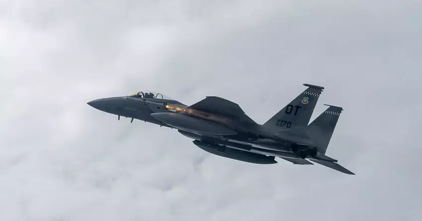 Die F-15C Eagle startete zunächst die neueste AIM-120C-8 AMRAAM-Rakete mit einer maximalen Startreichweite von 180 Kilometern