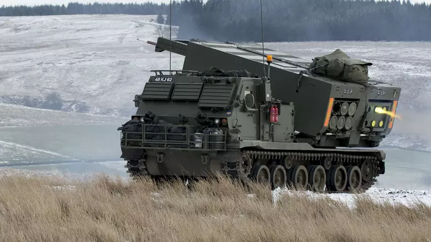 Das Vereinigte Königreich erhält 44 aufgerüstete M270B2 MLRS, die in der Lage sein werden, GMLRS-ER- und PrSM-Raketen mit einer Reichweite von bis zu 500 km abzuschießen.