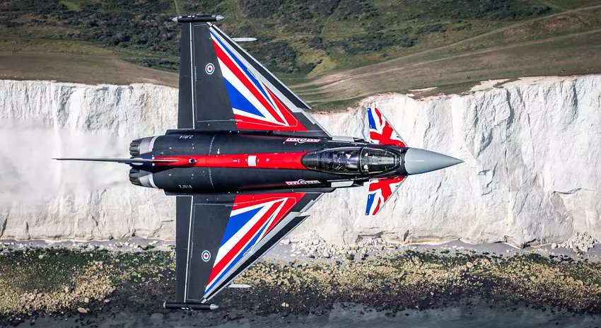 Britische Eurofighter Typhoon-Kampfjets schützen zivile Schiffe, die ukrainisches Getreide transportieren, im Schwarzen Meer vor den Russen