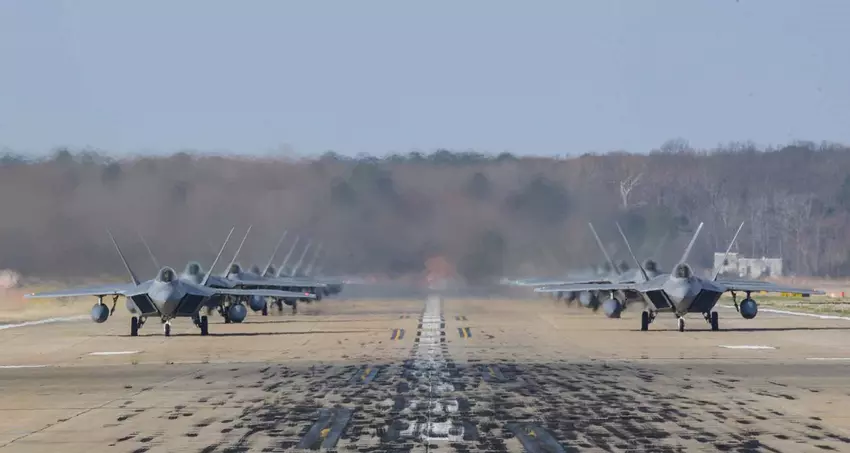 Fünf Jahre nach der Zerstörung des Luftwaffenstützpunkts Tyndall durch den Hurrikan Michael beginnt die US-Luftwaffe mit der Ausbildung von F-22-Raptor-Pilotenschülern in Virginia