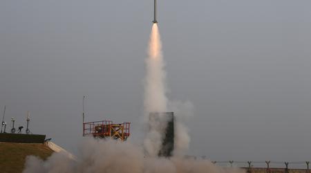 Indien baut ein eigenes Luftverteidigungssystem, das in der Lage sein wird, Raketen, Drohnen, Flugzeuge, Hubschrauber und Präzisionsmunition in einem Umkreis von 350 km abzuschießen
