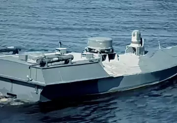 Russen fluten Schiffe entlang der Brücke ...