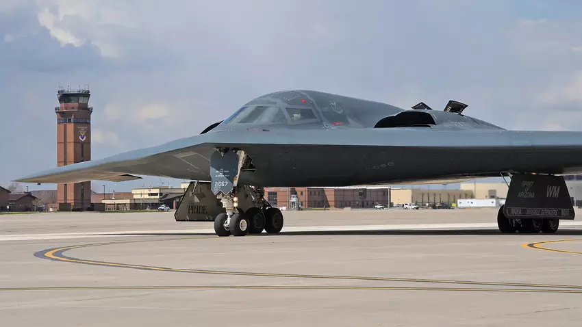 Der 2,1 Milliarden Dollar teure B-2 Spirit-Bomber, der in Brand geraten war, befindet sich eine zweite Woche lang auf der Startbahn