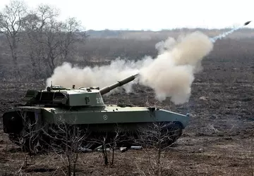 FPV-Drohne zerreißt eine getarnte russische Panzerhaubitze ...