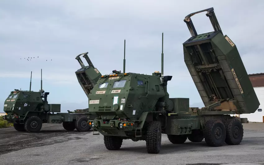 Zusammen mit 580 Phoenix Ghost-Drohnen erhält die Ukraine fünf HIMARS-Mehrfachraketen-Systeme