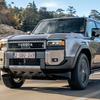 Toyota Land Cruiser J250 vor der Kulisse der Natur