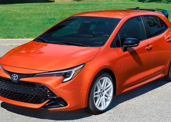 Weiße Felgen, helle Karosseriefarbe: Toyota Corolla ...