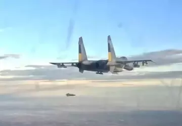 Einzigartiges Filmmaterial: Ukrainische Su-27-Kampfflugzeuge werfen französische ...