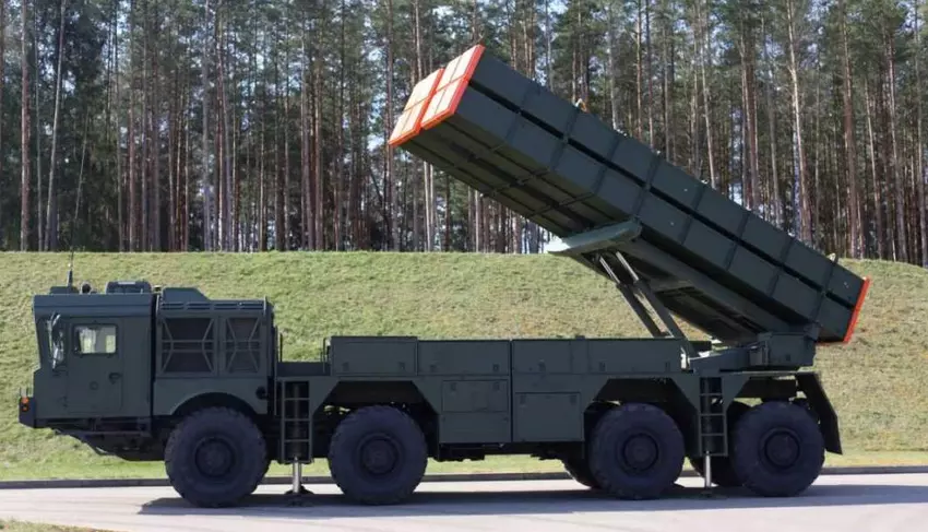 Belarus hat Polonez-M-Mehrfachraketenwerfer erhalten, die Raketen mit einer Reichweite von bis zu 300 Kilometern mit Nuklearsprengköpfen einsetzen können.
