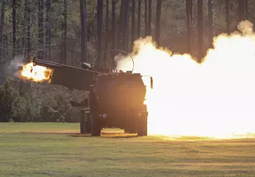 HIMARS zerstörte ein in den Bäumen ...