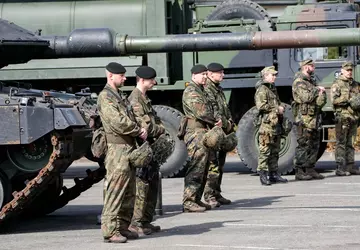 APWKS-Raketenwerfer, Oshkosh M1070-Panzerzugmaschine, Pickup-Trucks, Aufklärungsdrohnen und ...