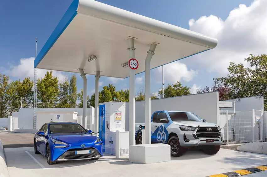Toyota Mirai und Toyota Hilux an einer Wasserstofftankstelle