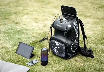 Dieser DSLR-inspirierte Hardshell-Rucksack enthält eine tragbare ...