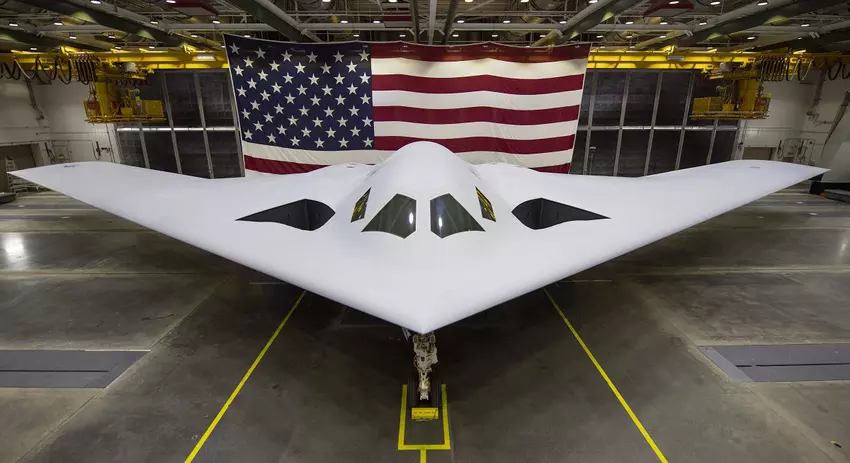 Northrop Grumman hat den Atombomber B-21 Raider der nächsten Generation zum ersten Mal eingeschaltet und ist dem Erstflug einen Schritt näher gekommen