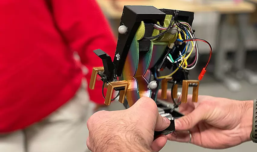 Mugatu: der erste gesteuerte zweibeinige Roboter mit einem einzigen Motor; die Entwickler wollen seine Größe auf LEGO reduzieren