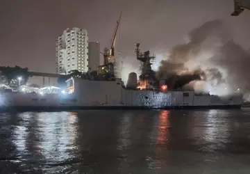 Fregatte Brahmaputra fängt Feuer und kentert ...