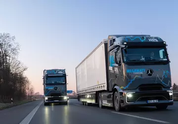 Mercedes-Benz Trucks testet Megawatt-Laden auf Langstrecken
