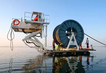 Facebook und Google verlegen ein 12.000 ...