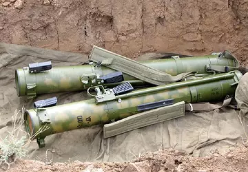 Ukrainischer Soldat zeigt erbeuteten modernen Schmel-M-Flammenwerfer ...