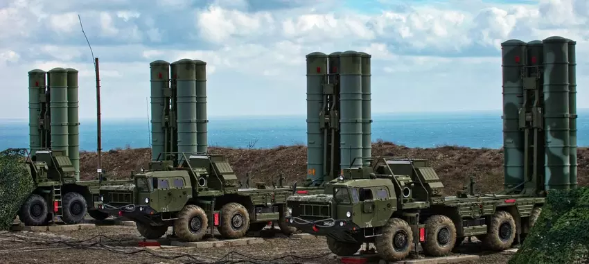 Ukrainische Kamikaze-Drohnen treffen das 1,2 Milliarden Dollar teure russische Luftabwehrsystem S-400 Triumf