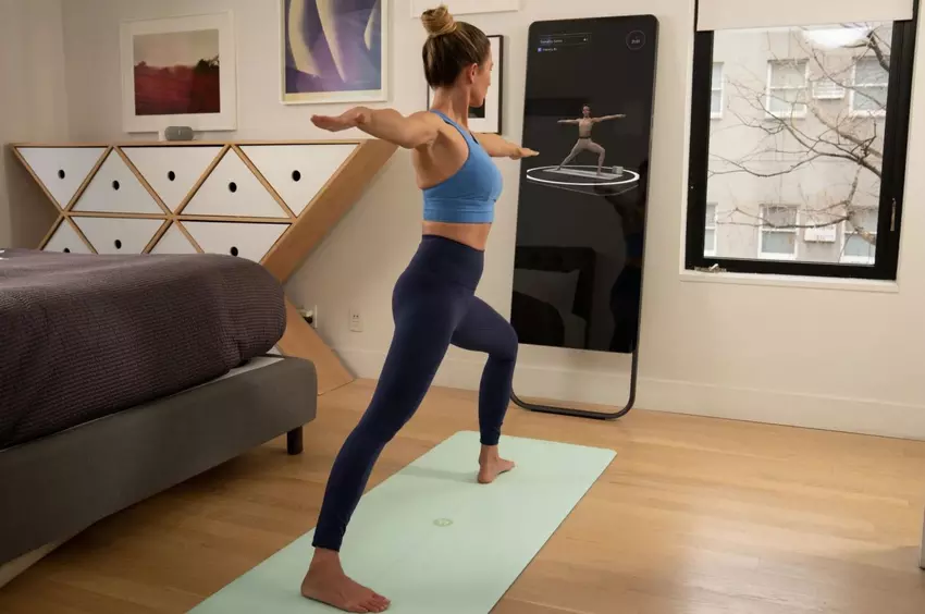 Fiture bietet einen stilvollen Fitnessspiegel, der zu Ihrer Zimmereinrichtung passt