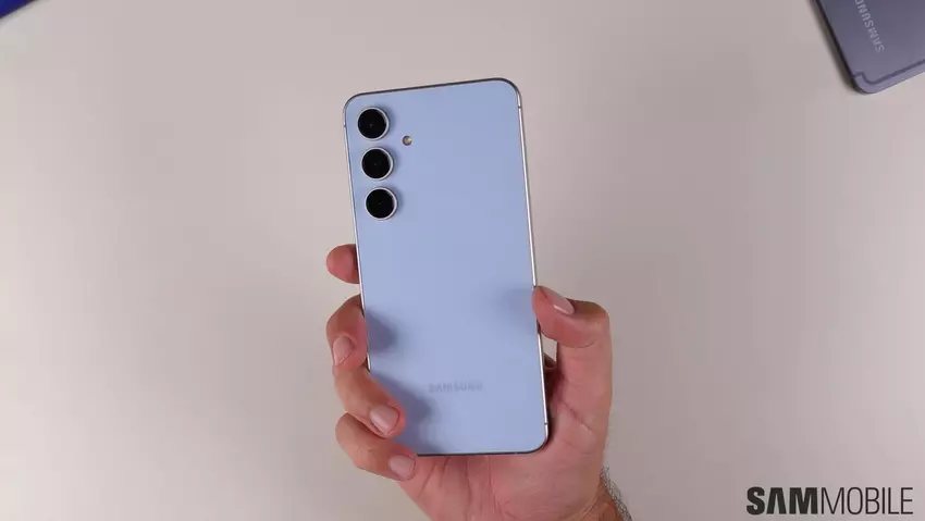 Samsung bereitet One UI 7 für Galaxy S24 FE vor - Leak deutet auf Veröffentlichung im März hin