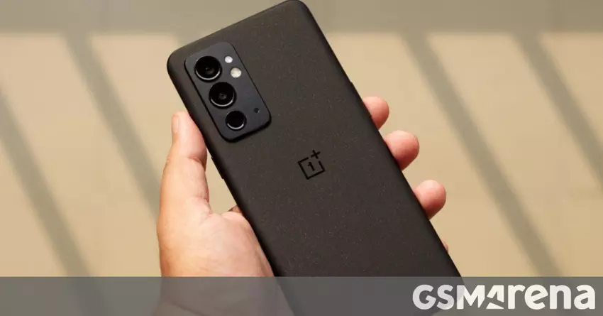 OnePlus 10R soll den Alert-Schieberegler fallen lassen und einen zentrierten Locher für die Selfie-Kamera haben