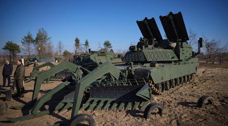 Die AFU hat in Betrieb befindliche M1150 Minenräumfahrzeuge auf der Basis von M1 Abrams-Panzern erhalten, die USA haben ihre Lieferungen nicht gemeldet.
