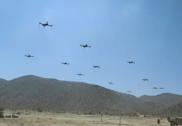 40 Drohnen bombardierten gleichzeitig eine Panzerdivision ...