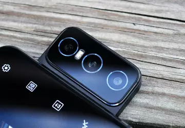 Das ASUS ZenFone 8 Flip hat ...