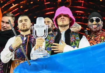 Die Kalush Orchestra-Gruppe verkaufte den Eurovision-Siegerpokal ...