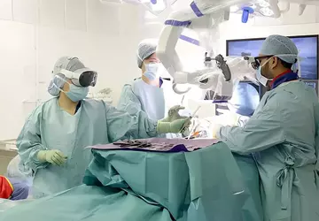 Chirurgen führen die erste Operation in ...