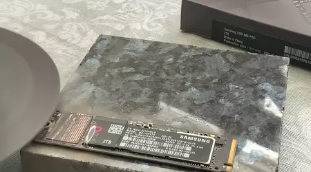 Samsung Deutschland bietet dem Nutzer an, die SSD mit einem Hammer zu zertrümmern, um ein neues Laufwerk auf Garantie zu erhalten