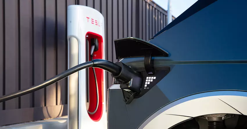 Ein Hyundai Ioniq 5 Limited 2025, angeschlossen an eine Tesla-Supercharger-Station in Bewleton