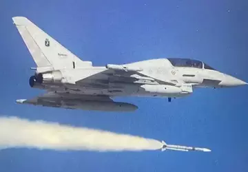 Italienische Eurofighter Typhoon-Kampfflugzeuge haben die ersten ...