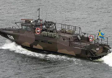 Angriffsboote, Lastwagen und Munition: Schweden stellt ...