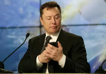 Musk verspricht, sein Smartphone zu veröffentlichen, ...