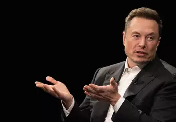 Elon Musk spricht auf der Weltkonferenz ...