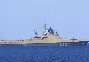 Das neue russische Schiff Pawel Derschawin, ...